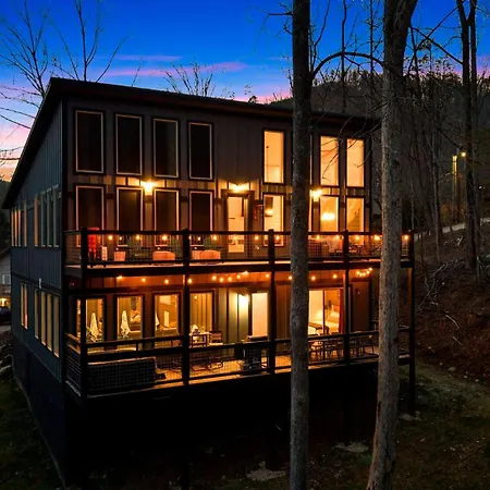 Luxury Gatlinburg Cabin, Heated Pool, Theater, Hot Tub